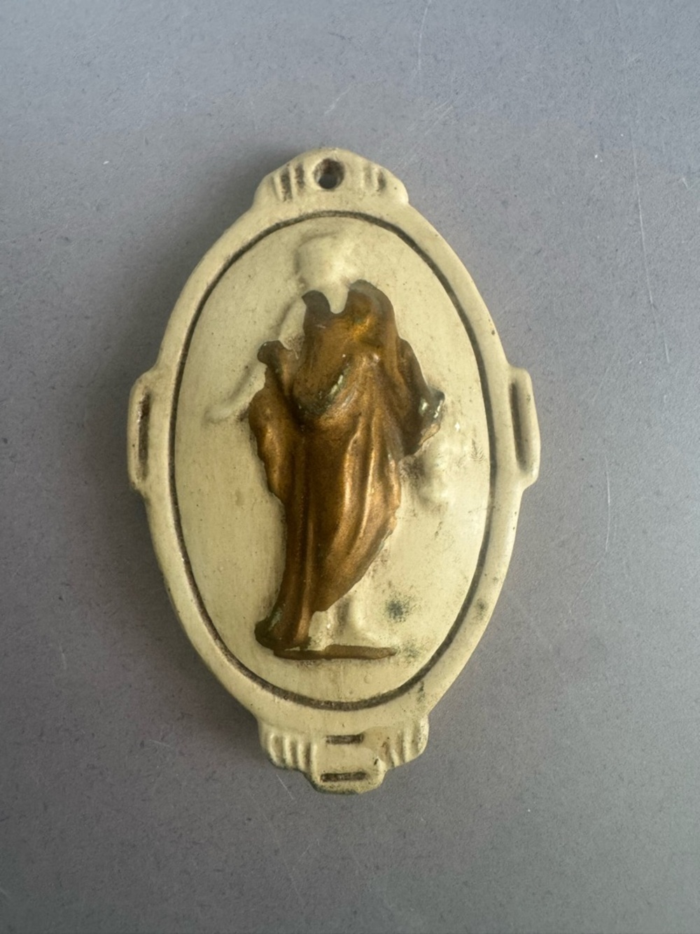 Vintage Oval Figure Brass Accent in Cream and Brass